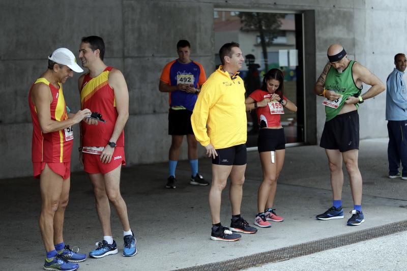 El Distrito Carretera de Cádiz acogió este domingo la carrera que discurre entre estos dos barrios de la capital y en el que han participado unos 700 corredores