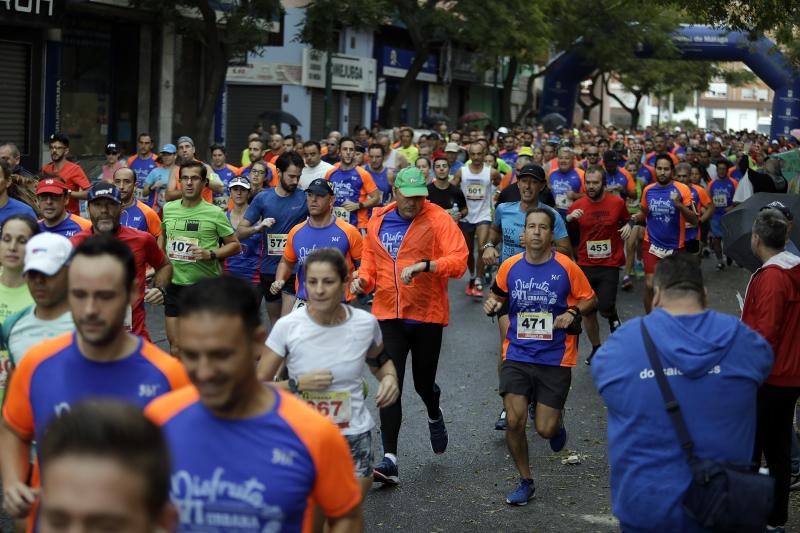 El Distrito Carretera de Cádiz acogió este domingo la carrera que discurre entre estos dos barrios de la capital y en el que han participado unos 700 corredores