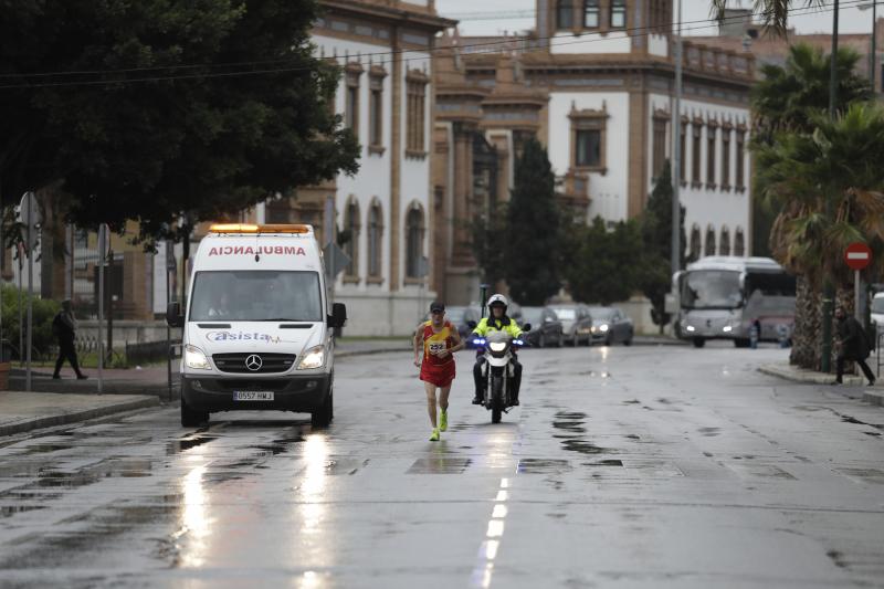 El Distrito Carretera de Cádiz acogió este domingo la carrera que discurre entre estos dos barrios de la capital y en el que han participado unos 700 corredores