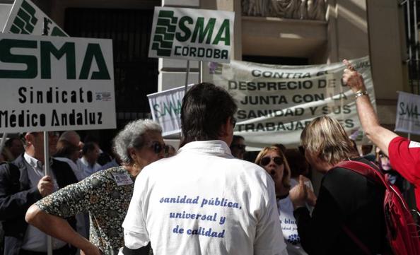 Asistentes a la protesta este lunes. 