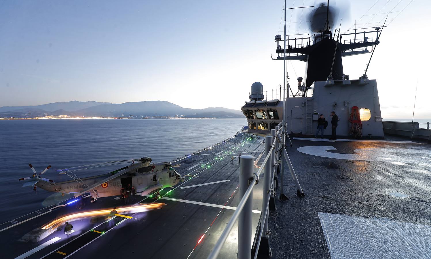 24 horas de navegación en el 'Juan Carlos I' sirven para conocer de primera mano cómo se desarrolla el día a día de este portaaviones, el buque insignia de la Armada española, que puede llevar en sus entrañas un arsenal. Desde puesto de mando a las cocinas, todo debe muy sincronizado para que todo funcione adecuadamente.