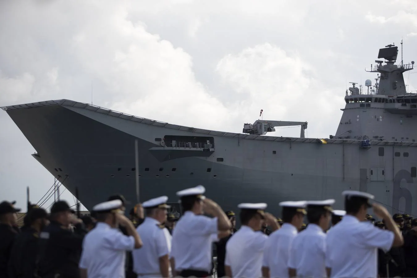 24 horas de navegación en el 'Juan Carlos I' sirven para conocer de primera mano cómo se desarrolla el día a día de este portaaviones, el buque insignia de la Armada española, que puede llevar en sus entrañas un arsenal. Desde puesto de mando a las cocinas, todo debe muy sincronizado para que todo funcione adecuadamente.