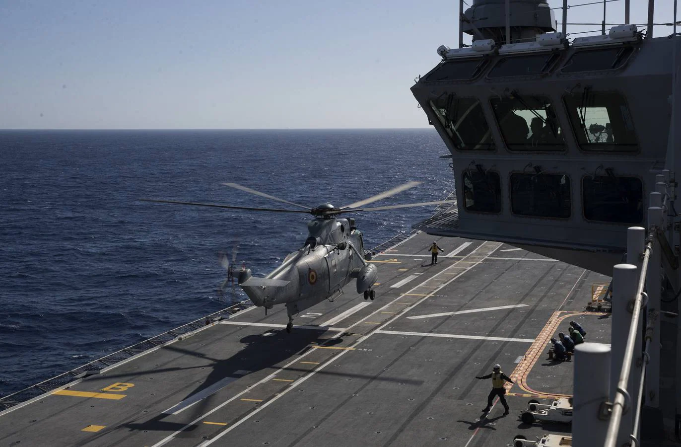 24 horas de navegación en el 'Juan Carlos I' sirven para conocer de primera mano cómo se desarrolla el día a día de este portaaviones, el buque insignia de la Armada española, que puede llevar en sus entrañas un arsenal. Desde puesto de mando a las cocinas, todo debe muy sincronizado para que todo funcione adecuadamente.