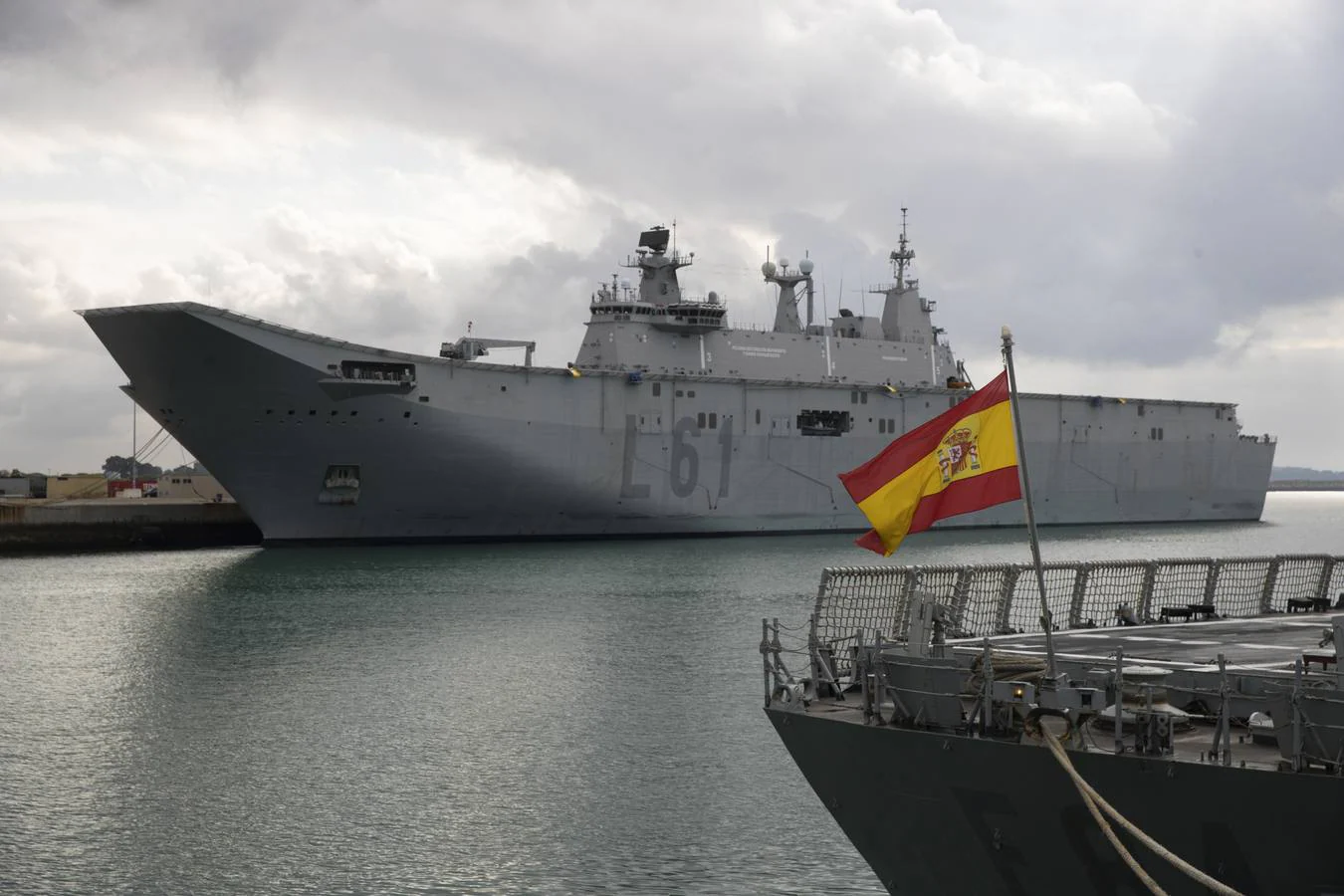 El portaaeronaves 'Juan Carlos I' tiene su base en el puerto gaditano de Rota..