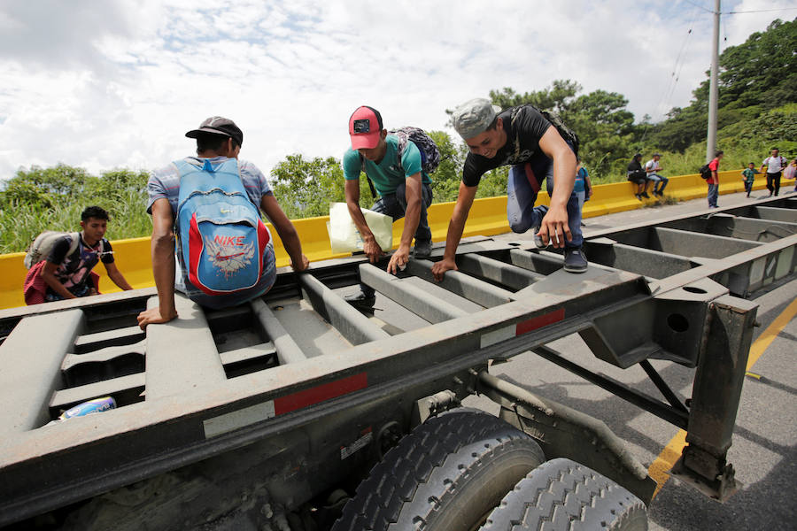 Familias completas iniciaron el sábado la marcha desde Honduras hacia Estados Unidos