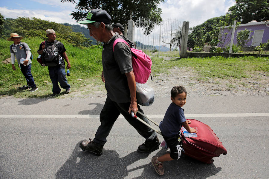 Familias completas iniciaron el sábado la marcha desde Honduras hacia Estados Unidos