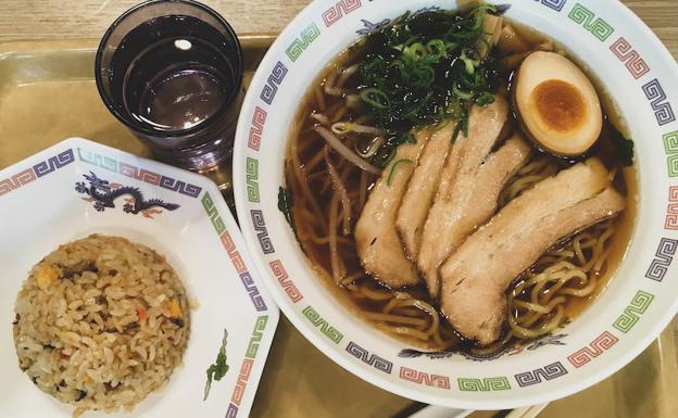 Una de las variedades de ramen acompañado de arroz. 