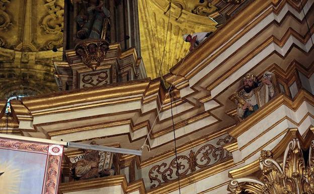 Subida del lienzo en la Catedral. 