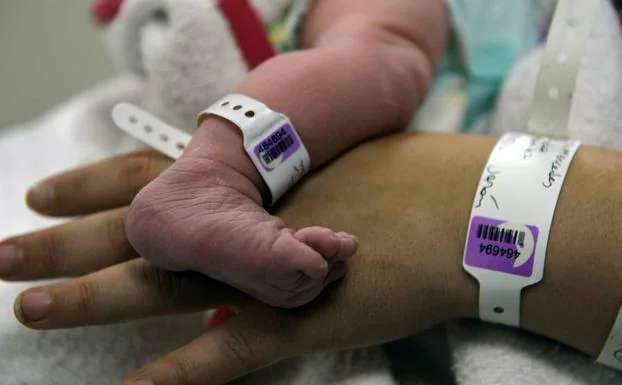 Una madre con su hijo recién nacido, en un hospital de Murcia