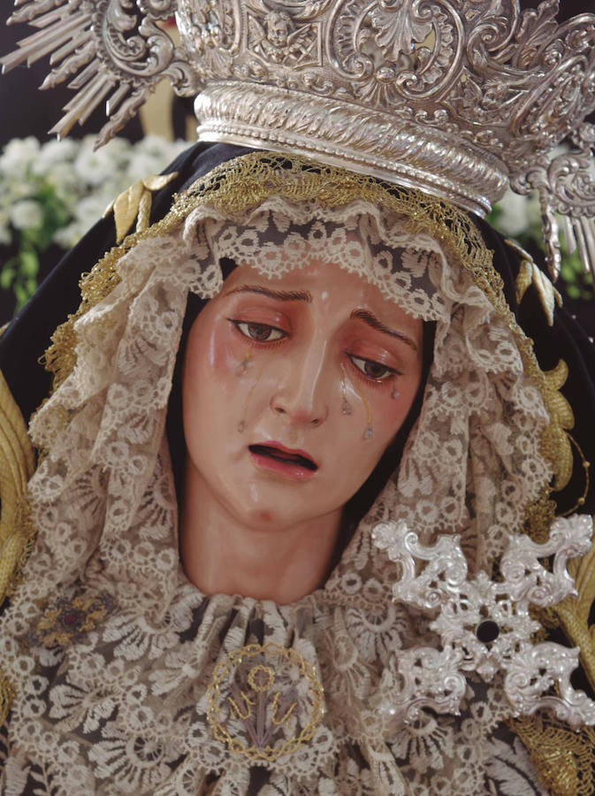 La muestra, organizada por la junta provincial de la Asociación Española contra el Cáncer (AECC), reúne en la calle Larios 45 fotos de Eduardo Nieto de las Vírgenes de Semana Santa y de la Patrona de Málaga. Más información  aquí .