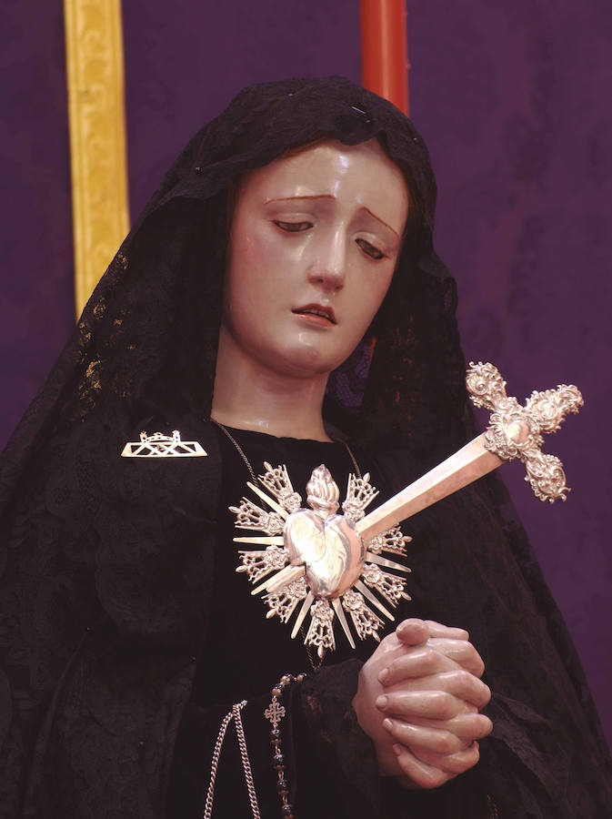 La muestra, organizada por la junta provincial de la Asociación Española contra el Cáncer (AECC), reúne en la calle Larios 45 fotos de Eduardo Nieto de las Vírgenes de Semana Santa y de la Patrona de Málaga. Más información  aquí .