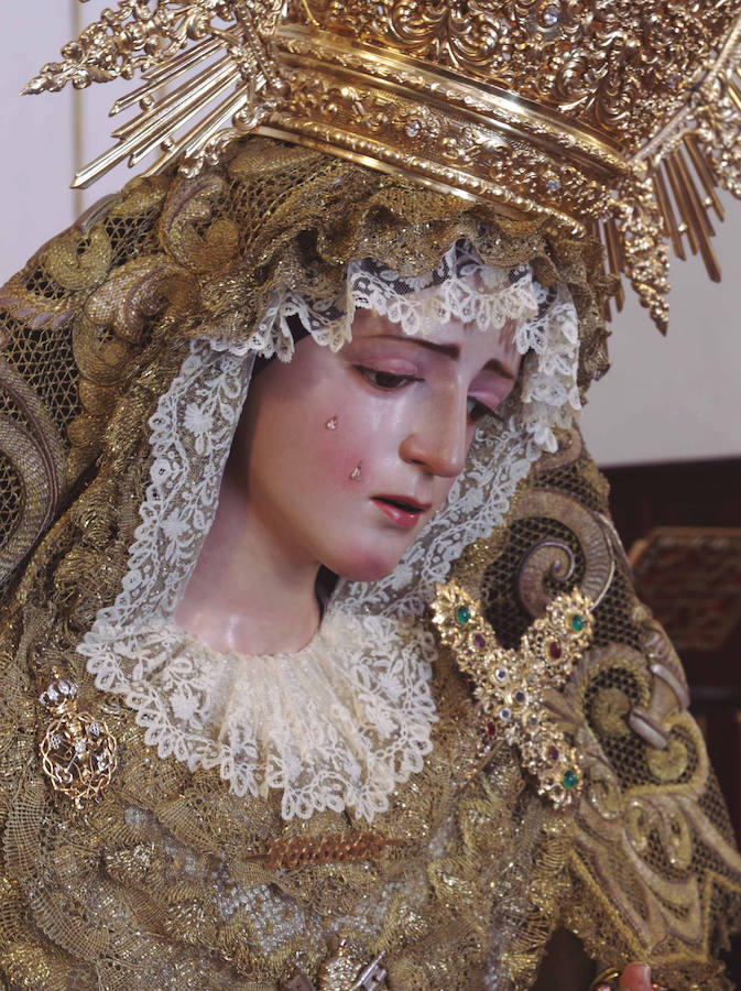 La muestra, organizada por la junta provincial de la Asociación Española contra el Cáncer (AECC), reúne en la calle Larios 45 fotos de Eduardo Nieto de las Vírgenes de Semana Santa y de la Patrona de Málaga. Más información  aquí .