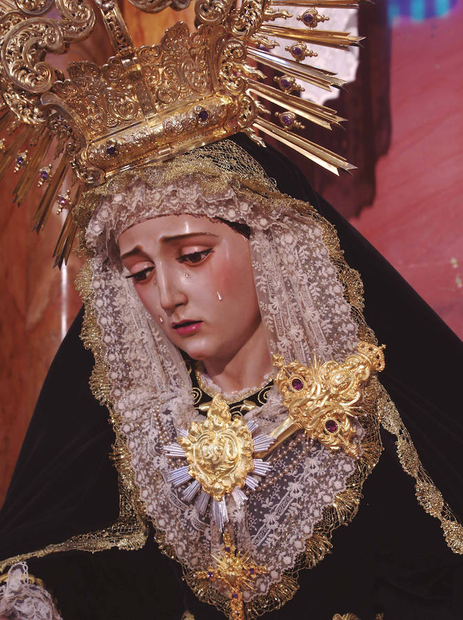 La muestra, organizada por la junta provincial de la Asociación Española contra el Cáncer (AECC), reúne en la calle Larios 45 fotos de Eduardo Nieto de las Vírgenes de Semana Santa y de la Patrona de Málaga. Más información  aquí .