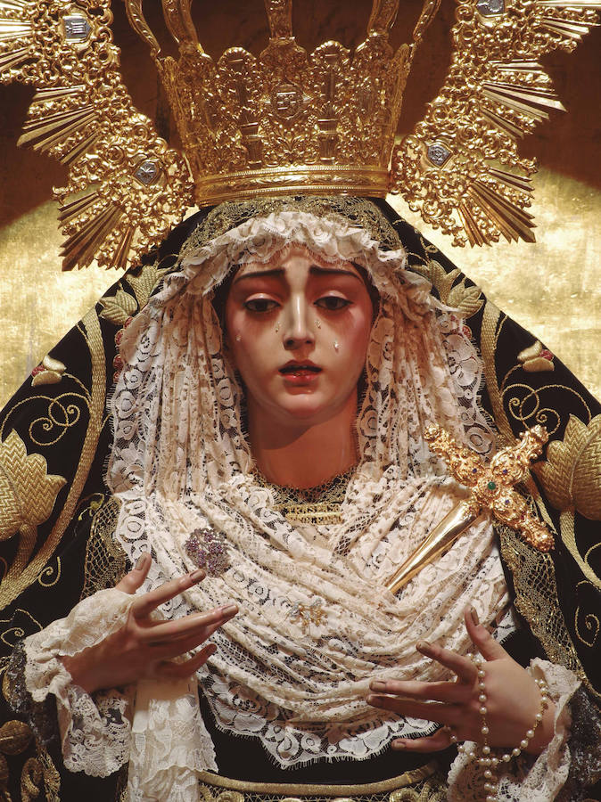 La muestra, organizada por la junta provincial de la Asociación Española contra el Cáncer (AECC), reúne en la calle Larios 45 fotos de Eduardo Nieto de las Vírgenes de Semana Santa y de la Patrona de Málaga. Más información  aquí .