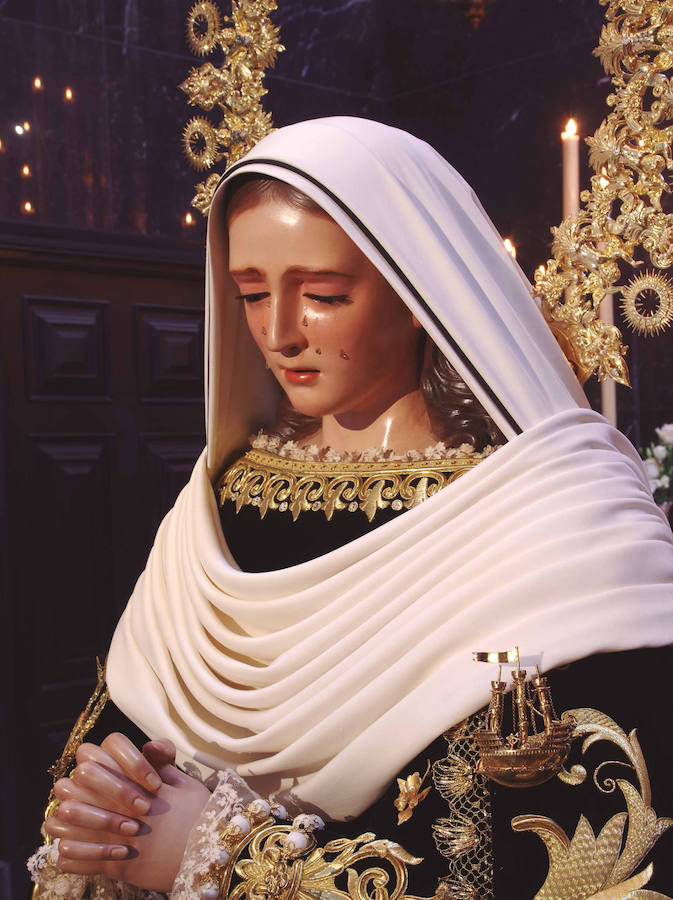 La muestra, organizada por la junta provincial de la Asociación Española contra el Cáncer (AECC), reúne en la calle Larios 45 fotos de Eduardo Nieto de las Vírgenes de Semana Santa y de la Patrona de Málaga. Más información  aquí .