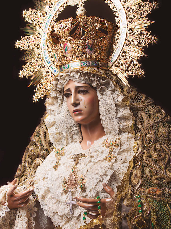 La muestra, organizada por la junta provincial de la Asociación Española contra el Cáncer (AECC), reúne en la calle Larios 45 fotos de Eduardo Nieto de las Vírgenes de Semana Santa y de la Patrona de Málaga. Más información  aquí .