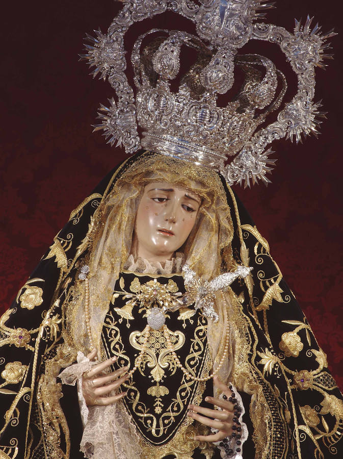 La muestra, organizada por la junta provincial de la Asociación Española contra el Cáncer (AECC), reúne en la calle Larios 45 fotos de Eduardo Nieto de las Vírgenes de Semana Santa y de la Patrona de Málaga. Más información  aquí .