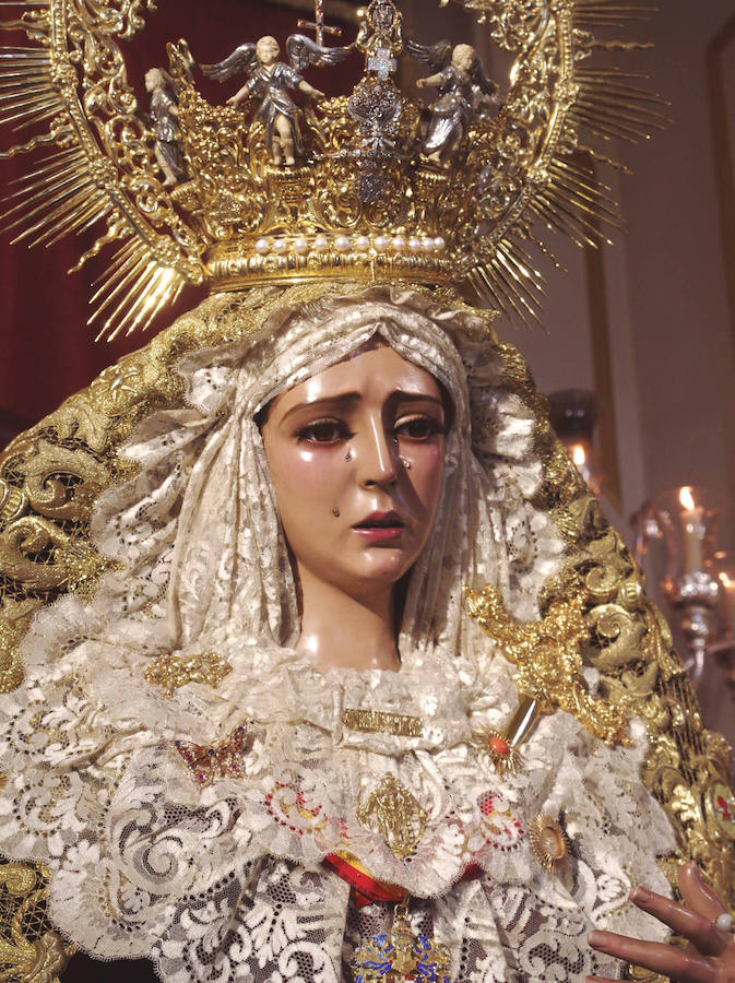 La muestra, organizada por la junta provincial de la Asociación Española contra el Cáncer (AECC), reúne en la calle Larios 45 fotos de Eduardo Nieto de las Vírgenes de Semana Santa y de la Patrona de Málaga. Más información  aquí .