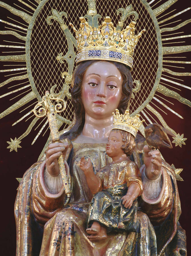 La muestra, organizada por la junta provincial de la Asociación Española contra el Cáncer (AECC), reúne en la calle Larios 45 fotos de Eduardo Nieto de las Vírgenes de Semana Santa y de la Patrona de Málaga. Más información  aquí .