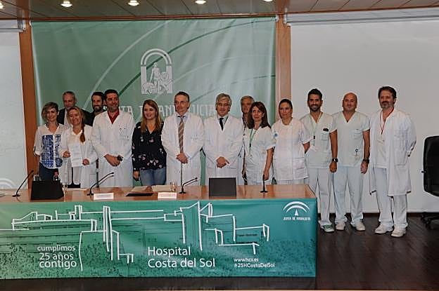 Profesionales del centro, con la delegada provincial de Salud y el director gerente, ayer. 