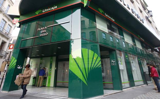 Unicaja Banco plantea la salida voluntaria de 1.028 trabajadores