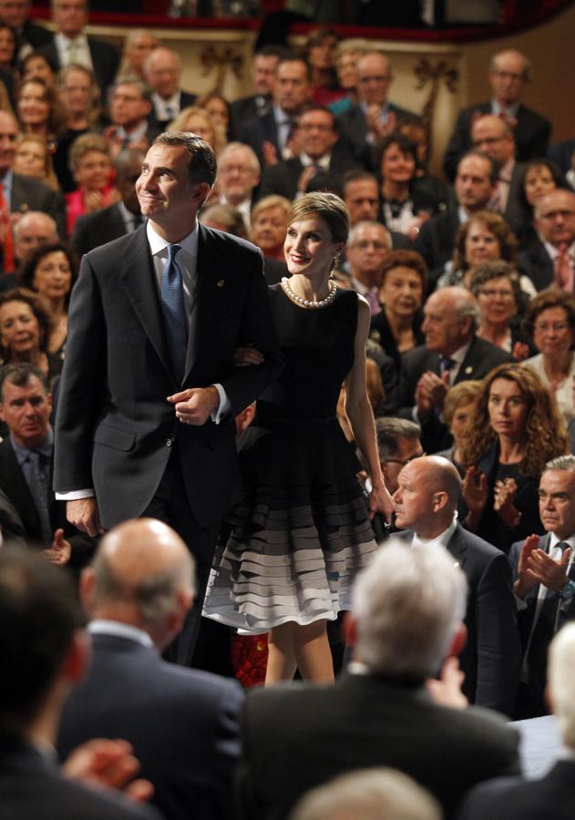 La Reina Letizia durante la entrega de los Premios Princesa de Asturias del año 2015 en el Teatro Campoamor de Oviedo acompañada del Rey Felipe VI 