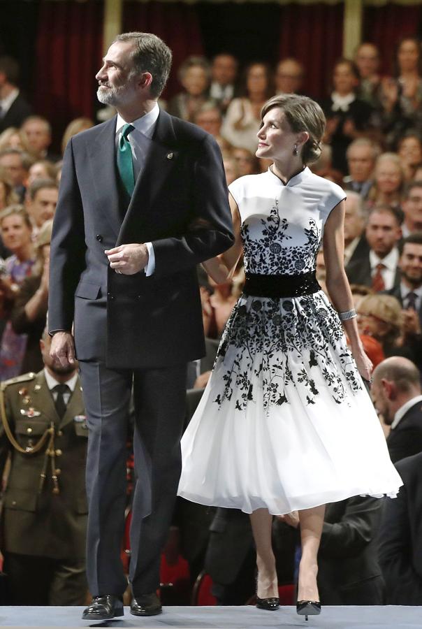 La Reina Letizia durante la entrega de los Premios Princesa de Asturias del año 2017 en el Teatro Campoamor de Oviedo acompañada del Rey Felipe VI 