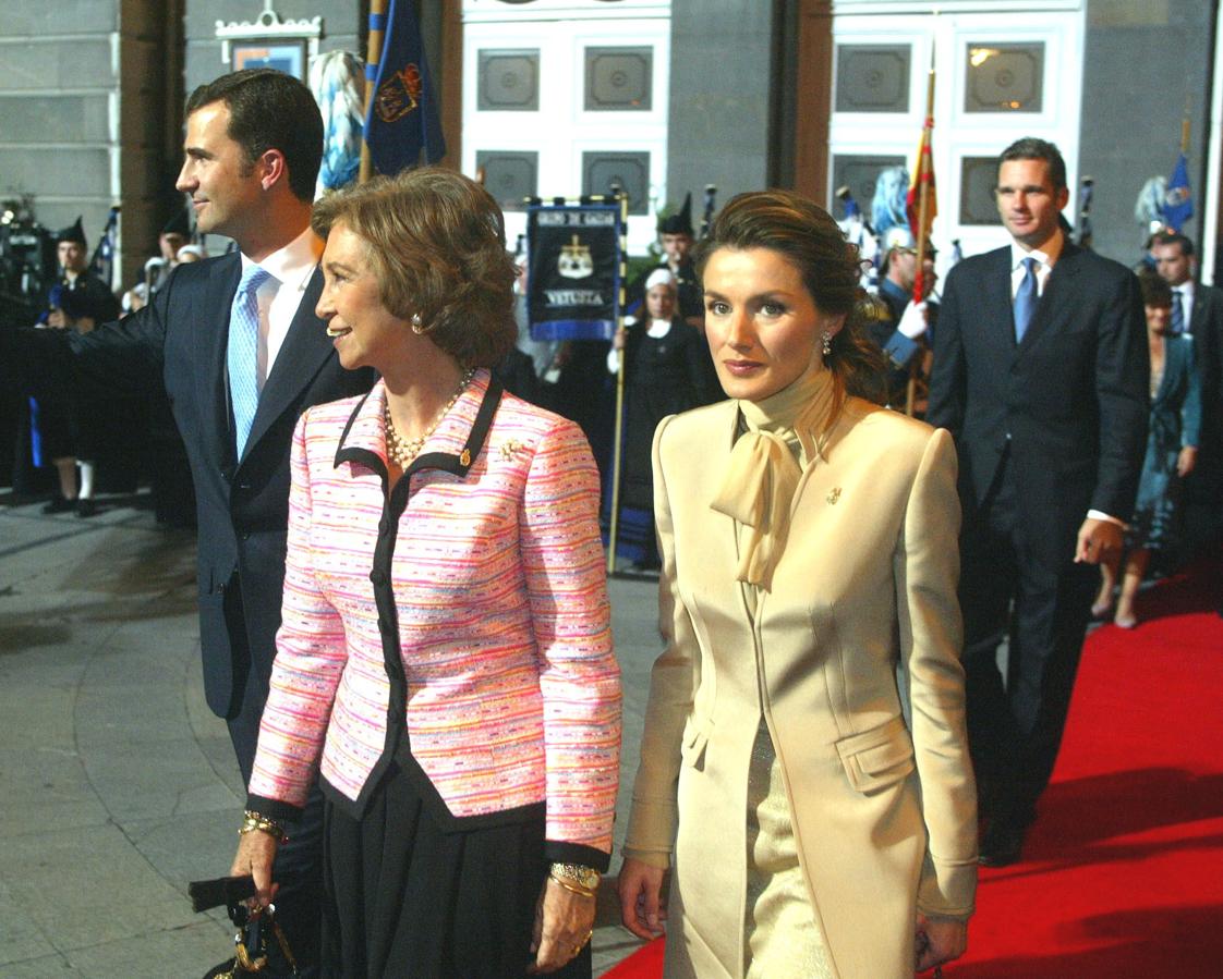 Doña Letizia durante la entrega de los Premios Príncipe de Asturias del año 2004 en el Teatro Campoamor de Oviedo acompañada del Príncipe Felipe y la Reina Sofía 