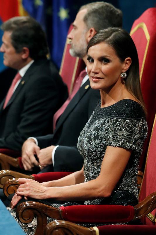 Don Felipe y doña Letizia presiden el acto en el teatro Campoamor de Oviedo, con el mismo esquema y con la única ausencia de Fred Vargas.