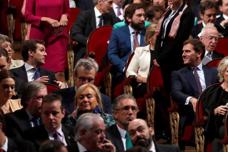 El líder del PP, Pablo Casado (i), y el de Ciudadanos, Albert Rivera (d), asisten a la ceremonia de entrega de la 38º edición de los Premios Princesa de Asturias.