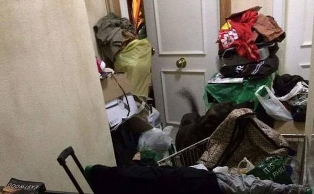 Imagen principal - Vecinos de Torremolinos denuncian la convivencia «insostenible» con un enfermo de Diógenes
