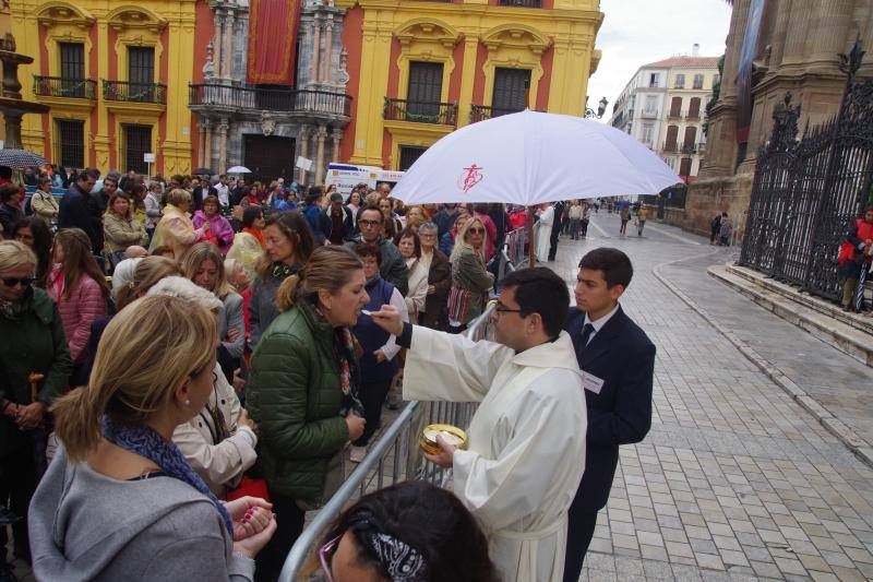 La capital vive un histórico acontecimiento. La previsión de lluvia desluce el seguimiento fuera de la basílica, donde hay numerosas sillas vacías