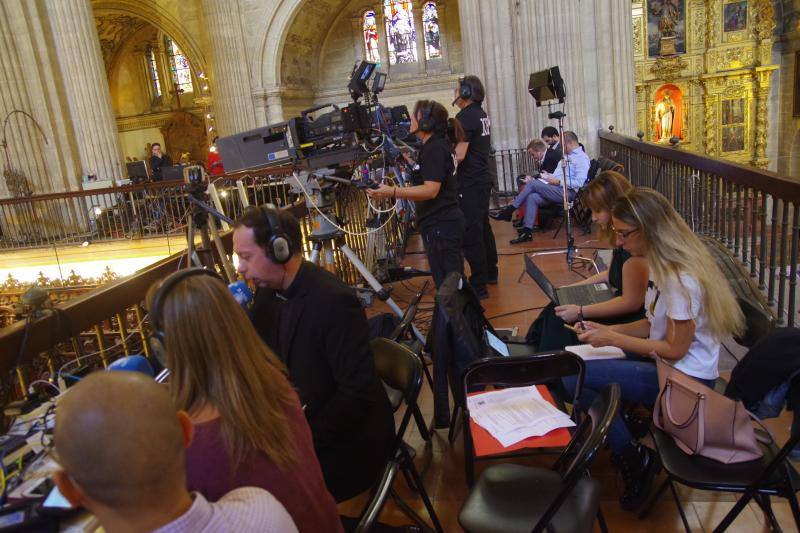 La capital vive un histórico acontecimiento. La previsión de lluvia desluce el seguimiento fuera de la basílica, donde hay numerosas sillas vacías