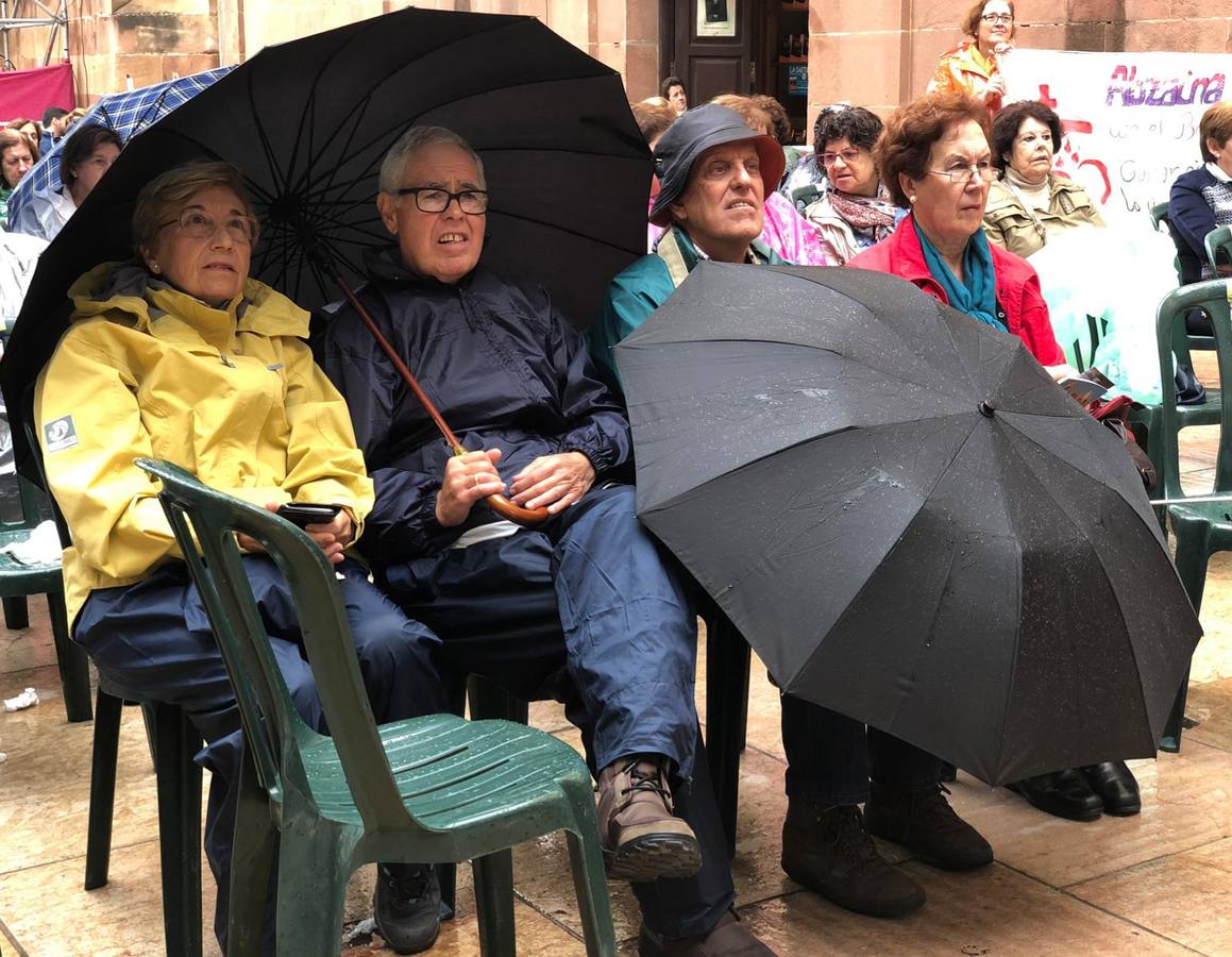 La capital vive un histórico acontecimiento. La previsión de lluvia desluce el seguimiento fuera de la basílica, donde hay numerosas sillas vacías