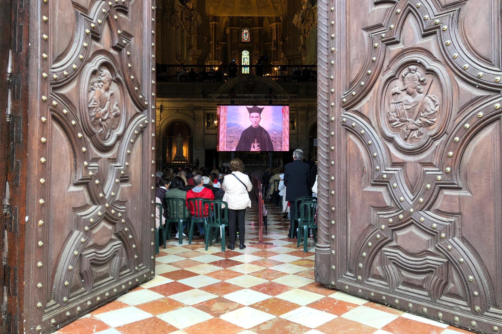 La capital vive un histórico acontecimiento. La previsión de lluvia desluce el seguimiento fuera de la basílica, donde hay numerosas sillas vacías