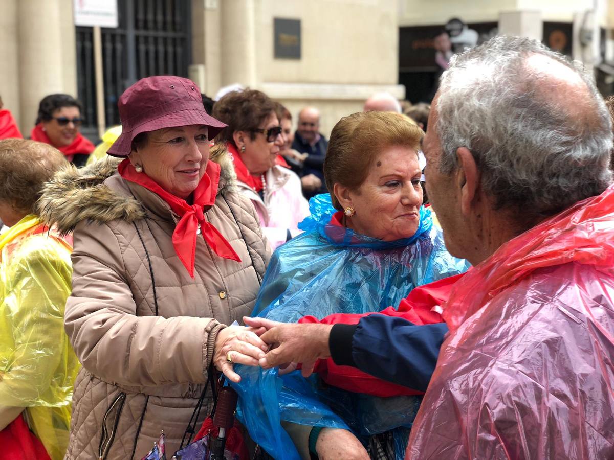 La capital vive un histórico acontecimiento. La previsión de lluvia desluce el seguimiento fuera de la basílica, donde hay numerosas sillas vacías