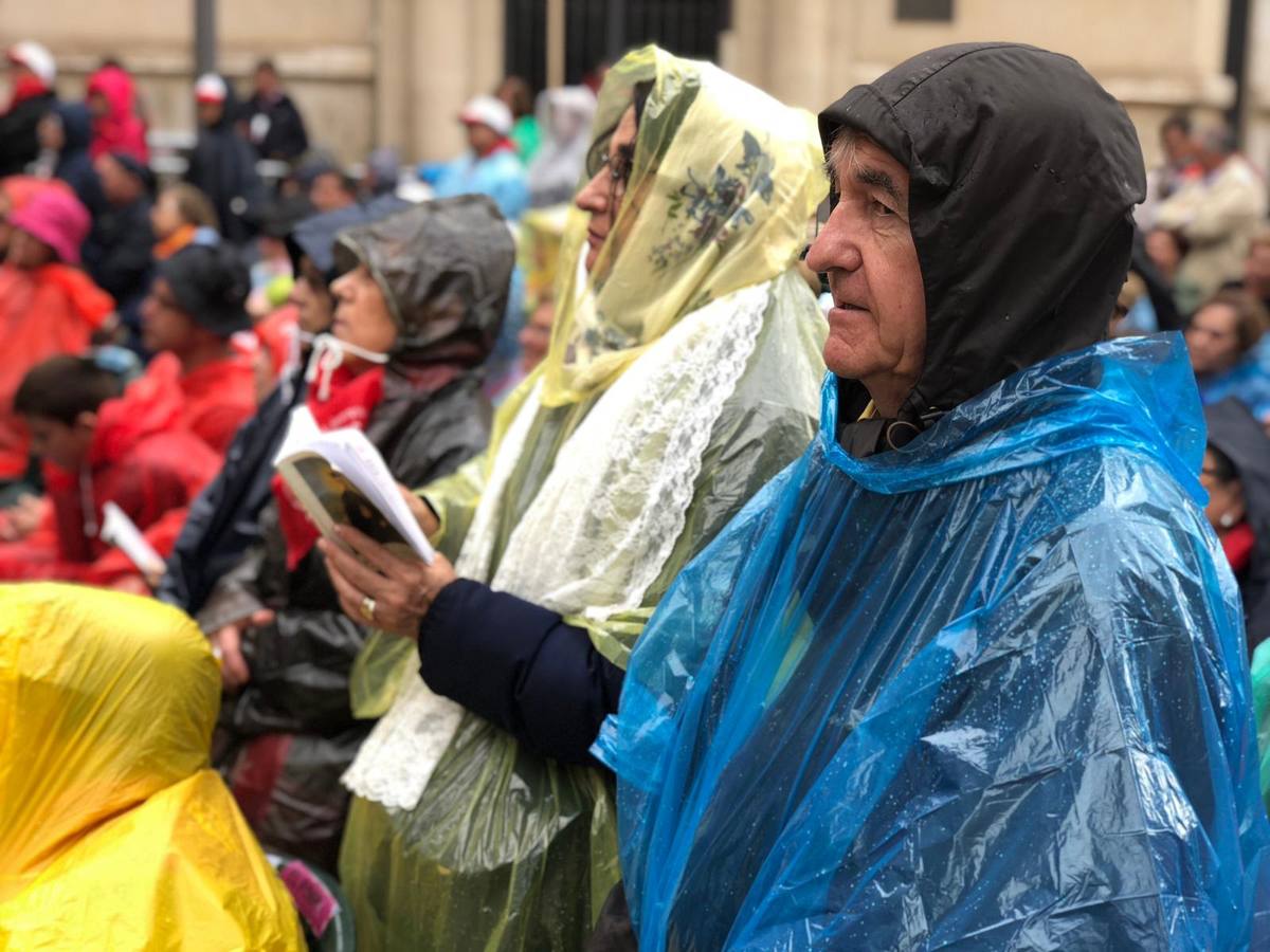 La capital vive un histórico acontecimiento. La previsión de lluvia desluce el seguimiento fuera de la basílica, donde hay numerosas sillas vacías