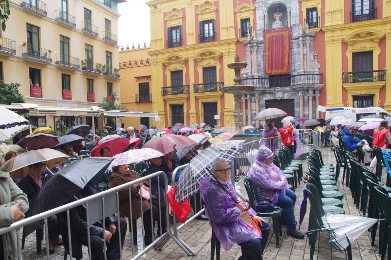 La capital vive un histórico acontecimiento. La previsión de lluvia desluce el seguimiento fuera de la basílica, donde hay numerosas sillas vacías