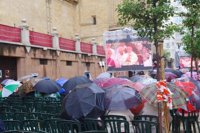 La capital vive un histórico acontecimiento. La previsión de lluvia desluce el seguimiento fuera de la basílica, donde hay numerosas sillas vacías