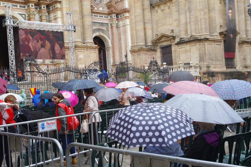 La capital vive un histórico acontecimiento. La previsión de lluvia desluce el seguimiento fuera de la basílica, donde hay numerosas sillas vacías