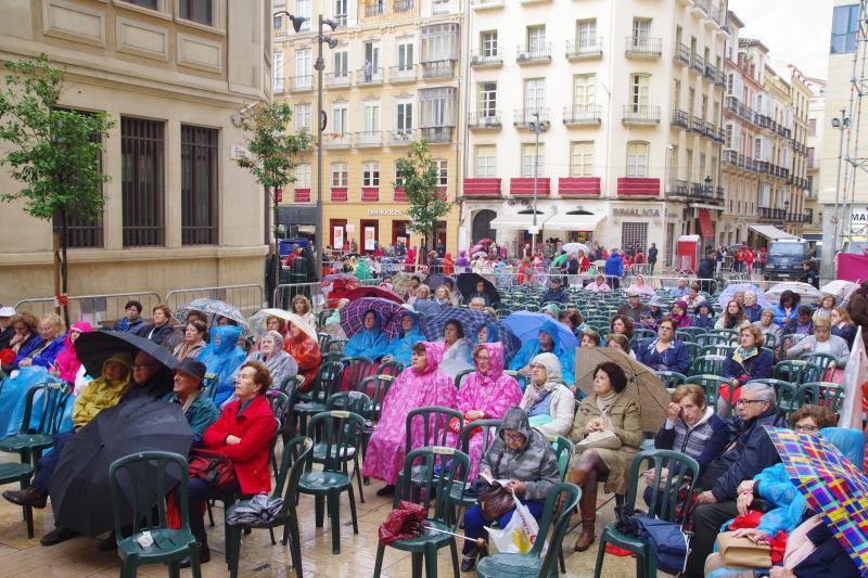 La capital vive un histórico acontecimiento. La previsión de lluvia desluce el seguimiento fuera de la basílica, donde hay numerosas sillas vacías