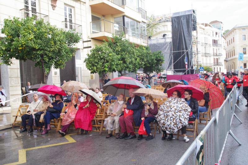 La capital vive un histórico acontecimiento. La previsión de lluvia desluce el seguimiento fuera de la basílica, donde hay numerosas sillas vacías