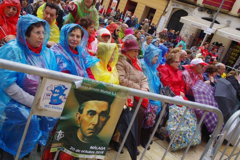 La capital vive un histórico acontecimiento. La previsión de lluvia desluce el seguimiento fuera de la basílica, donde hay numerosas sillas vacías