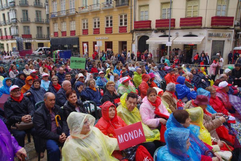 La capital vive un histórico acontecimiento. La previsión de lluvia desluce el seguimiento fuera de la basílica, donde hay numerosas sillas vacías