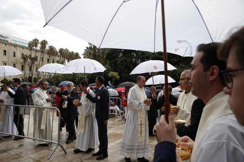 La capital vive un histórico acontecimiento. La previsión de lluvia desluce el seguimiento fuera de la basílica, donde hay numerosas sillas vacías