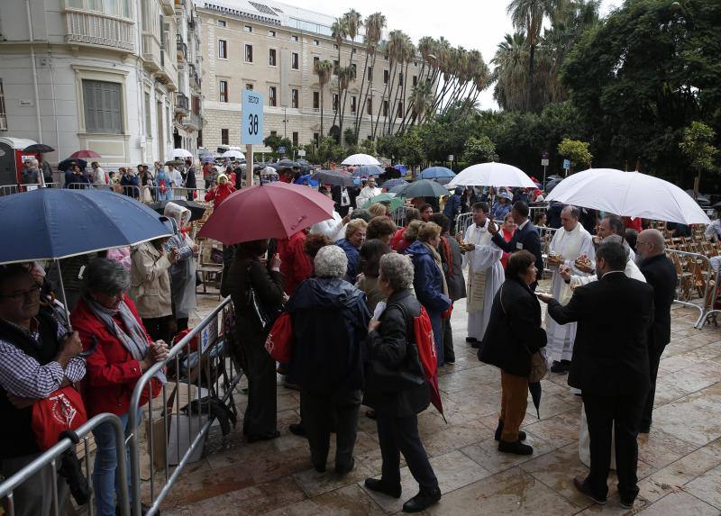 La capital vive un histórico acontecimiento. La previsión de lluvia desluce el seguimiento fuera de la basílica, donde hay numerosas sillas vacías