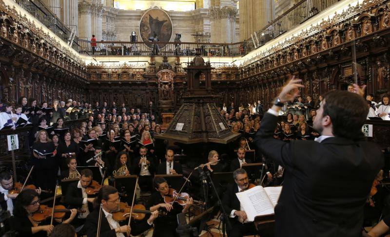 La capital vive un histórico acontecimiento. La previsión de lluvia desluce el seguimiento fuera de la basílica, donde hay numerosas sillas vacías