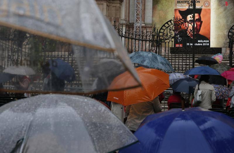 La capital vive un histórico acontecimiento. La previsión de lluvia desluce el seguimiento fuera de la basílica, donde hay numerosas sillas vacías