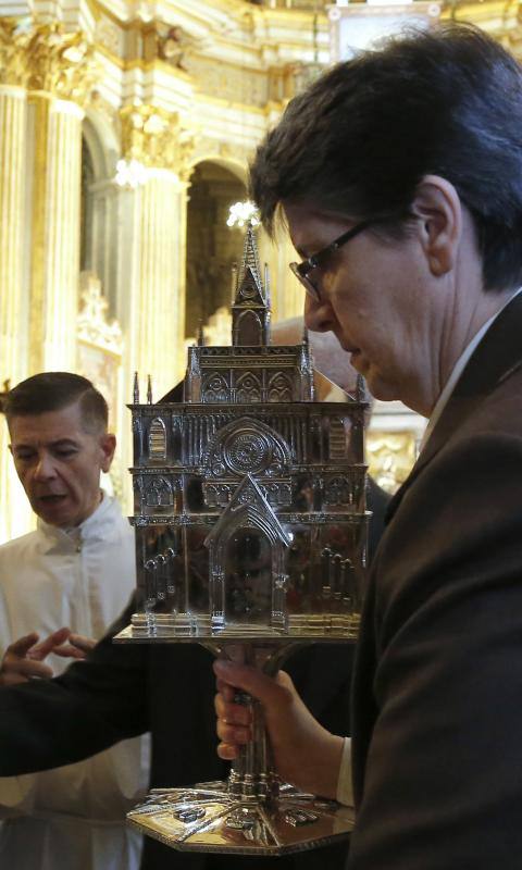 La capital vive un histórico acontecimiento. La previsión de lluvia desluce el seguimiento fuera de la basílica, donde hay numerosas sillas vacías