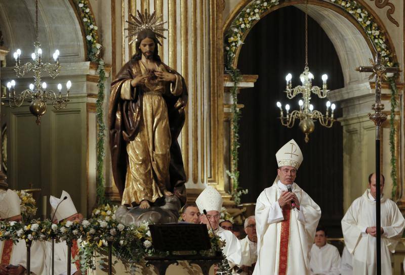 La capital vive un histórico acontecimiento. La previsión de lluvia desluce el seguimiento fuera de la basílica, donde hay numerosas sillas vacías